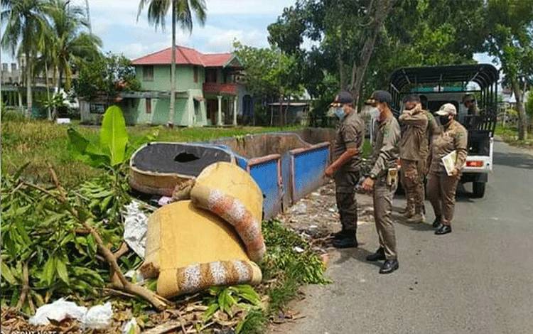 Personel Satpol PP Kapuas saat melaksanakan patroli pengawasan dan ingatkan warga buang sampah pada tempatnya.