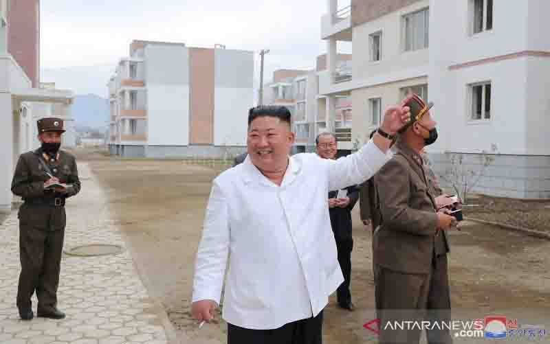 Pemimpin Korea Utara Kim Jong Un memeriksa lokasi rekonstruksi di daerah Kimhwa, dalam gambar ini dirilis oleh Kantor Berita Pusat Korea Utara (KCNA) pada 1 Oktober 2020. (foto : ANTARA FOTO/KCNA via REUTERS/pras.)