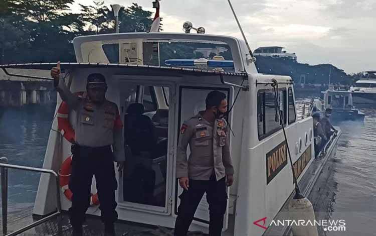 Pesonel Polres Kepulauan Seribu menuju lokasi diperkirakan jatuhnya pesawat dari Dermaga Marina Ancol, Sabtu 9 Januari 2021