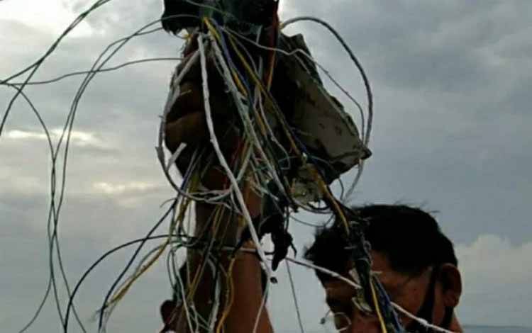 Petugas temukan diduga kabel dan serpihan pesawat di Pulau Laki, Sabtu (9/1/2021)