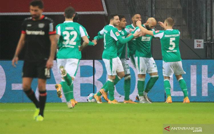 Bek Werder Bremen Omer Toprak (kedua dari kanan) merayakan gol yang dicetaknya dalam pertandingan Liga Jerman melawan Bayer Leverkusen yang dimainkan di Bay Arena, Leverkusen, Sabtu (9/1/2021). (ANTARA/AFP/WOLFGANG RATTAY)