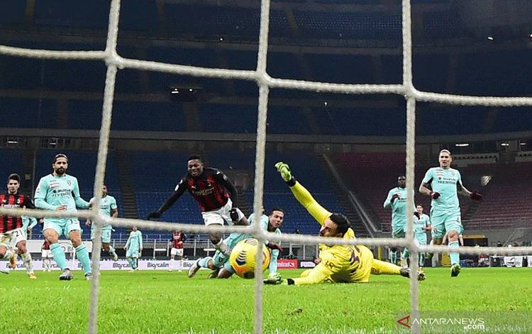 Penyerang AC Milan Rafael Leao melepaskan tembakan yang berbuah gol pada pertandingan Liga Italia melawan Torino yang dimainkan di Stadion San Siro, Milan, Sabtu (9/1/2021). (ANTARA/AFP/Miguel Medina)