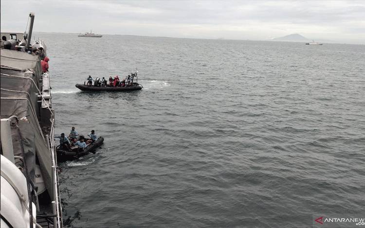 Dua Sea Rider Kopaska bersiap melakukan pencarian korban dan puing pesawat Sriwijaya Air SJ 182 yang jatuh di Perairan Kepulauan Seribu, Minggu (10/1/2021) (ANTARA/Fauzi Lamboka)