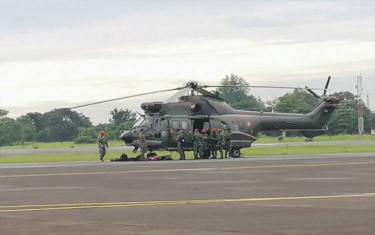 Sejumlah personel TNI AU tengah bersiap untuk melakukan pemantauan udara untuk mencari serpihan badan pesawat Sriwijaya Air di Lanud Halim Perdanakusuma, Jakarta, Minggu (10/1/2021) (ANTARA/Syaiful Hakim)