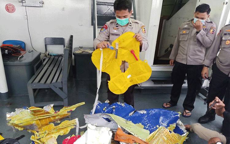 Polisi memperlihatkan temuan berupa pelampung darurat penumpang yang diduga berasal dari Pesawat Sriwijaya Air PK CLC nomor penerbangan SJ 182 Jakarta-Pontianak di Kapal Polisi Bisma 8003, Ahad (10/1/2021). (ANTARA/Andi Firdaus).
