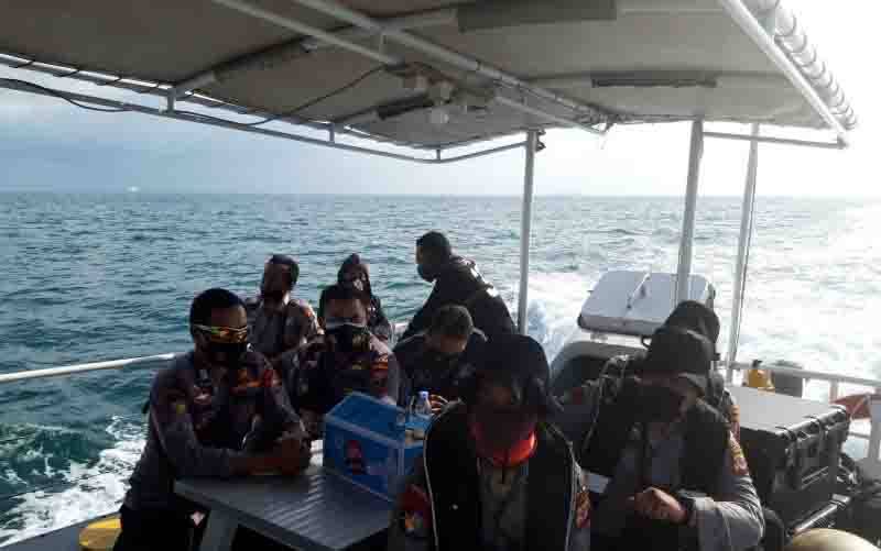 Para penyelam dari aparat kepolisian menuju Kepulauan Seribu untuk mencari korban pesawat Sriwijaya Air yang hilang kontak. (foto : ANTARA/Muhammad Zulfikar)