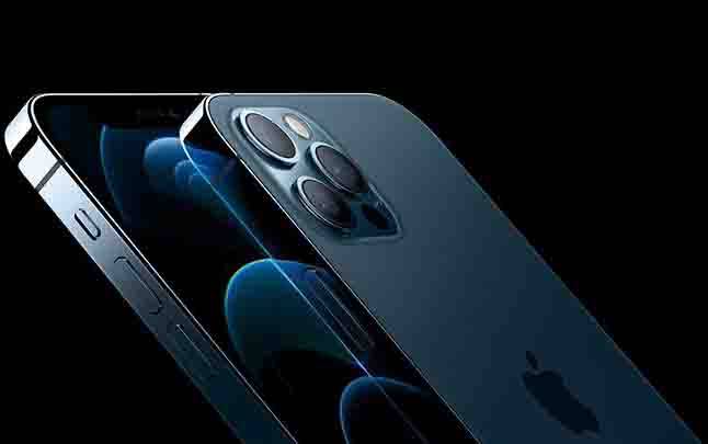 Apple iPhone 12 Pro dan iPhone 12 Pro Max terlihat dalam ilustrasi yang dirilis di Cupertino, California, A.S. 13 Oktober 2020. (foto : Apple Inc./Handout via REUTERS)
