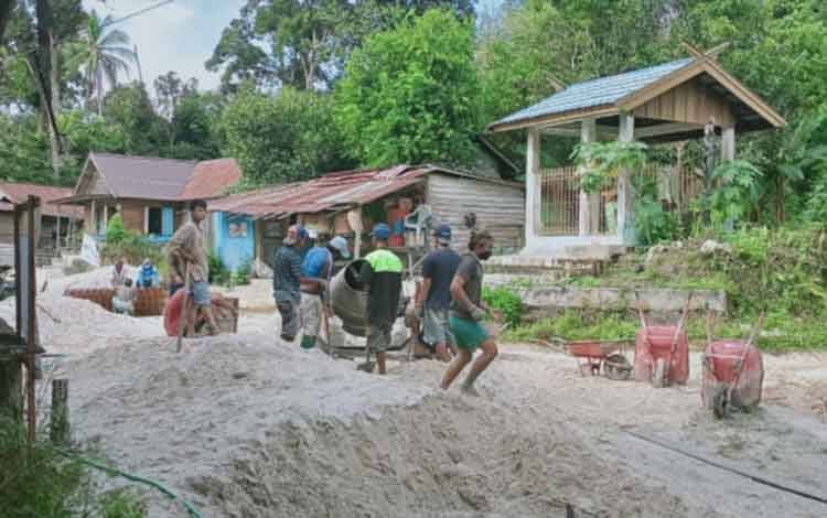 Warga Dahian Tambuk melakukan pembangunan jalan di desa setempat.