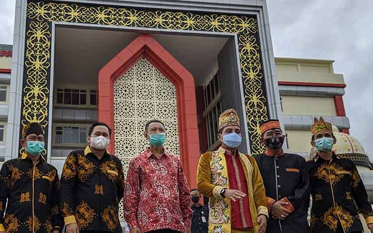 Bupati Kotim Supian Hadi saat berfoto bersama sejumlah pejabat daerah, usai meresmikan gedung baru RSUD dr Murjani Sampit beberapa waktu lalu. 