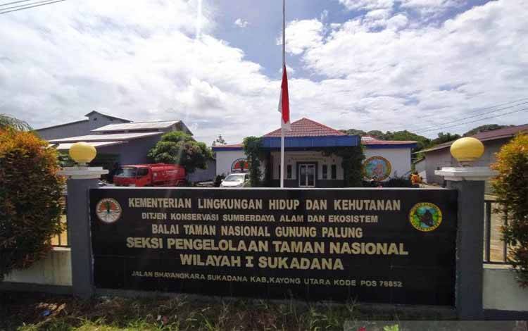 Pemasangan bendera setengah tiang di Kantor  Balai Taman Nasional Gunung Palung (BTNGP) Seksi Pengelolaan  Taman Nasional  Wilayah I Sukadana, Kalimantan Barat