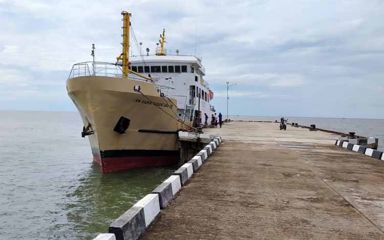 Kapal perintis KM Sabuk Nusantara 35 sesaat setelah bersandar di Pelabuhan Teluk Segintung, Kuala Pembuang