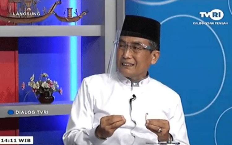 Ketua MUI Kalteng, Khairil Anwar saat menjadi narasumber pada dialog TVRI Kalteng dengan tema Vaksin Covid-19. 