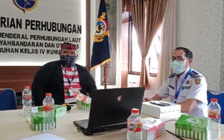Kepala KSOP Kumai Wahyu Prihanto bersama Kabid Pengembangan dan Keselamatan Dishub Kobar Hendry Purnama