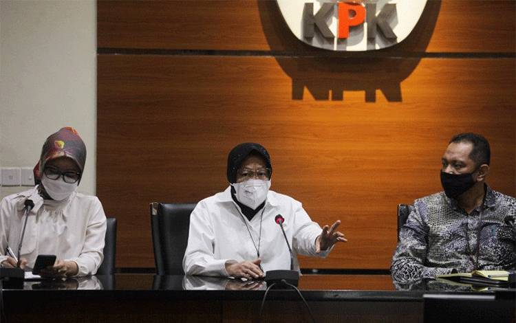 Menteri Sosial Tri Rismaharini (tengah) bersama Wakil Ketua Komisi Pemberantasan Korupsi (KPK) Nurul Ghufron (kanan) dan Juru Bicara KPK Bidang Pencegahan Ipi Maryati Kuding (kiri) saat memberikan keterangan pers usai mengunjungi KPK, di Jakarta, Senin (11-1-2021). ANTARA FOTO/ Reno Esnir/hp.