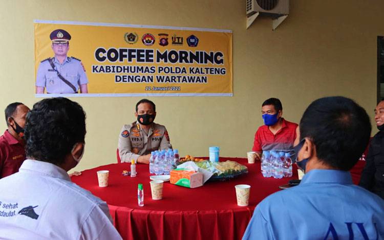 Kabidhumas Polda Kalteng Kombes K. Eko Saputro saat kegiatan coffee morning bersama insan pers.