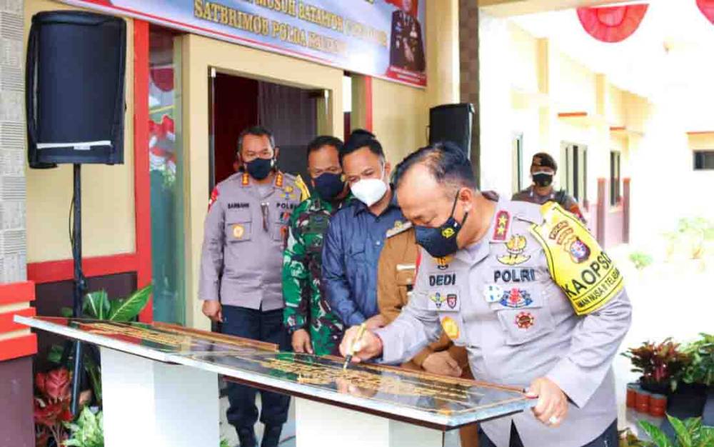 Kapolda Kalteng Irjen Dedi Prasetyo menandatangani prasasti Gedung Batalyon C Pelopor Satbrimob Polda Kalteng di wilayah Barito.
