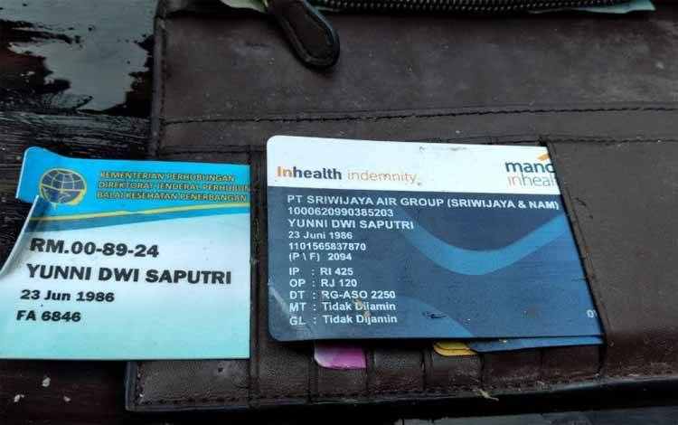 dentitas kartu kesehatan dan kartu PT Sriwijaya Air Group atas nama Yunni Dwi Saputri