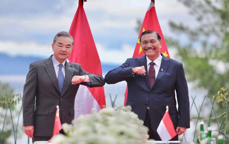 Menko Kemaritiman dan Investasi Luhut Binsar Pandjaitan (kanan) bersama Menteri Luar Negeri Cina Wang Yi (kiri) di Danau Toba, Sumatera Utara, Selasa (12/1/2020)