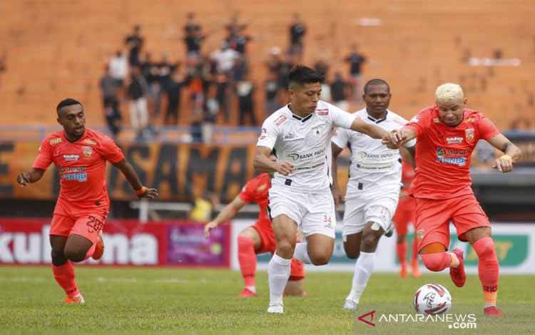 Penyerang Borneo FC Diogo Campos (kanan) dikawal ketat oleh pemain tengah Persipura Takuya Matsunaga dalam laga Liga I Indonesia 2020 di Stadion Segiri, Samarinda, Kalimantan Timur, Sabtu (07/03/2020). Dalam laga ini Persipura Jayapura kalah 0-2 dari tim tuan rumah Borneo FC