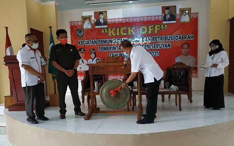  Bupati Seruyan Yulhaidir lakukan pemukulan gong tanda dimulainya pemungutan pajak dan retribusi daerah di Kabupaten Seruyan.