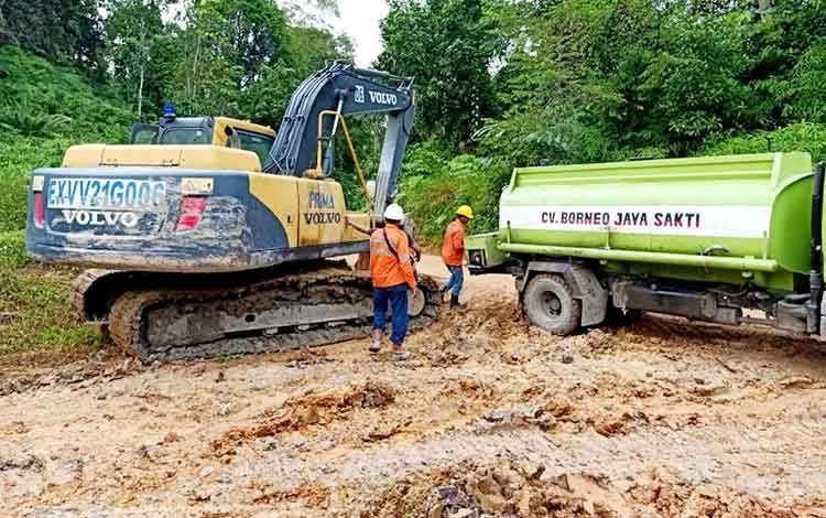 Persiapan alat berat untuk perbaikan jalan Lahei - Luwe 