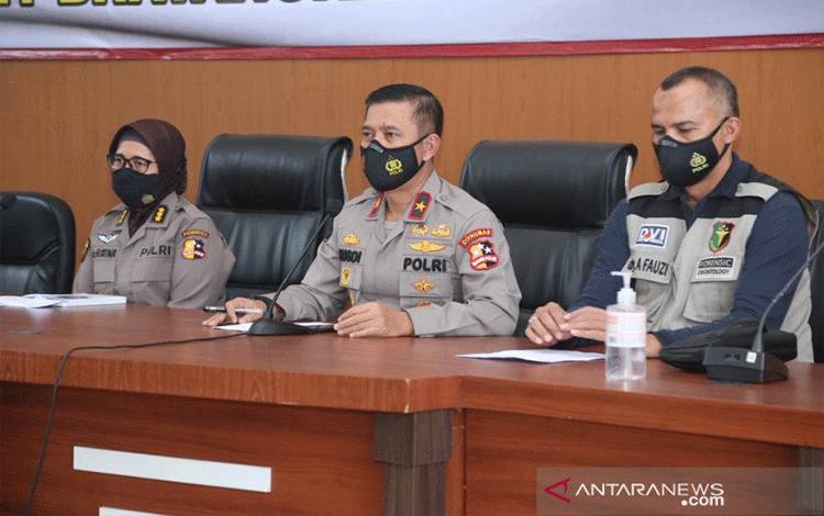 Kepala Biro Penerangan Masyarakat Divhumas Polri Brigjen Pol Rusdi Hartono (tengah) saat konferensi pers di RS Polri Said Soekanto, Jakarta, Rabu (13/1/2021). (ANTARA/ Anita Permata Dewi)