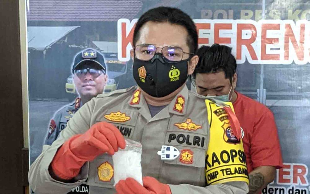 Kapolres Kotawaringin Timur, AKBP Abdoel Harris Jakin menunjukkan barang bukti dari pengungkapan kasus peredaran narkoba.