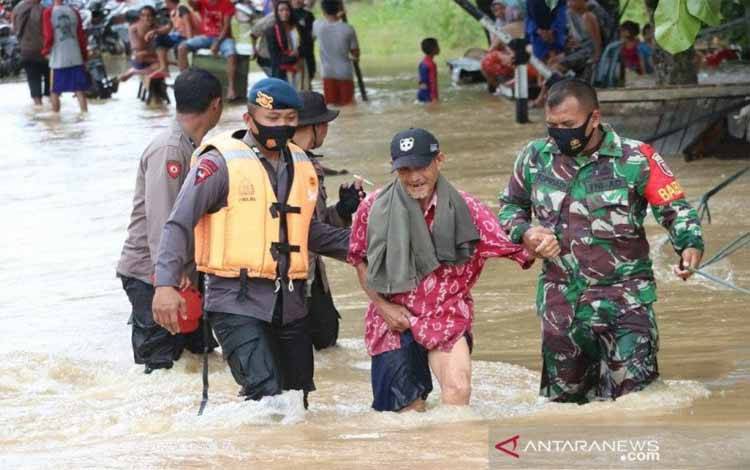 Anggota Satuan Brimob Polda Kalsel bersama TNI mengevakuasi korban banjir di Kabupaten Banjar