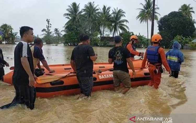 Tim Sar dan Basarnas menjemput warga yang terjebak banjir