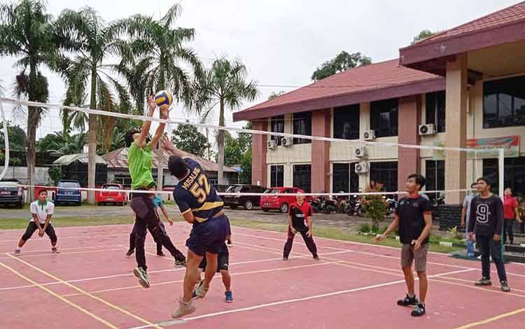 Pertandingan bola voli antara Pengadilan Negeri Tamiang Layang dan PWI Barito Timur