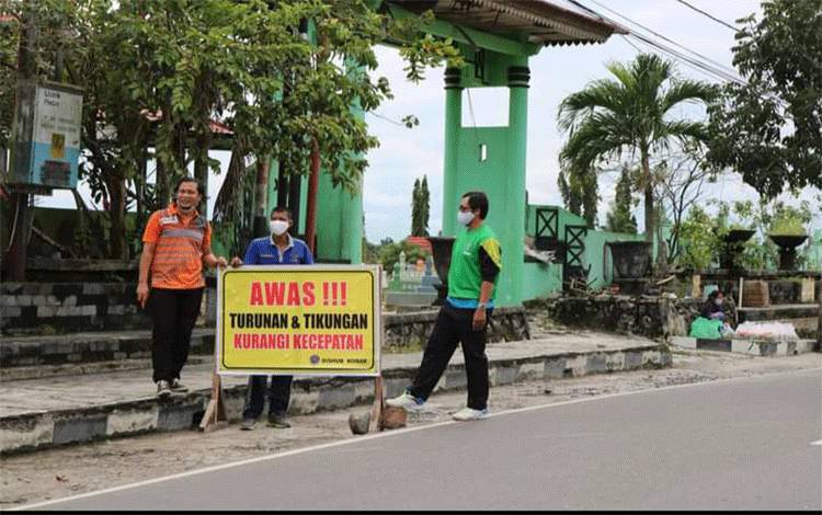 Pemasangan rambu peringatan oleh Dishub Kobar di ruas Jalan Diponegoro yang rawan terjadi kecelakaan tunggal, Jumat, 15 Januari 2021.