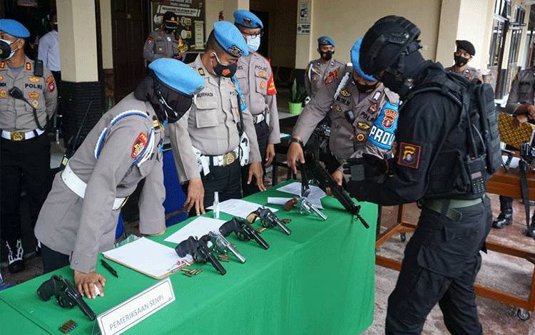 Personel Bidpropam Polda Kalteng mengecek senjata api personel Polres Lamandau. 