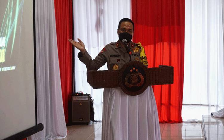 Wakapolda Kalteng Brigjen Pol Suryanbodo Asmoro memberikan arahan kepada personel Polres Lamandau.