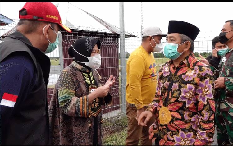 Menteri Sosial Tri Rismaharini dan rombongan berhamburan ke luar dari ruangan saat terjadi gempa susulan pada saat meninjau lokasi gempa di Mamuju, Sulawesi Barat, pada Jumat (15/1). (ANTARA/tangkapan layar-Indriani)