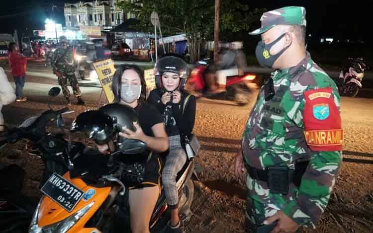 Suasana saat Tim Satgas Yustisi melakukan razia masker di 6 lokasi di Palangka Raya.