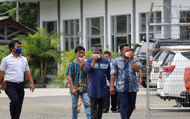 Keluarga korban Sriwijaya Air asal Lampung datang ke Bandara Radin Inten II Lampung, Lampung Selatan, Sabtu (15/1/2021) ANTARA/Ruth Intan Sozometa Kanafi