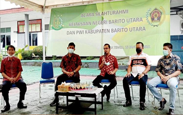 Kepala Kejaksaan Negeri Barito Utara, Iwan Catur Karyawan Harianja bersama para kepala seksi kejaksaan setempat. Mereka bertekad menata kegiatan di 2021 agar lebih baik dari sebelumnya. 