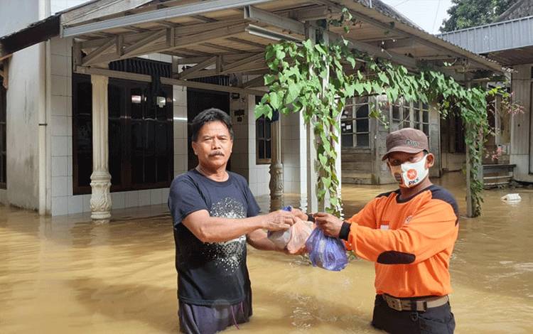 Bantuan relawan terhadap korban terdampak banjir di Kalsel. 