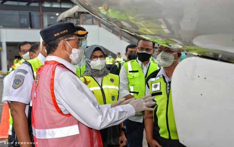 Menhub Budi Karya mengecek kelayakan pesawa di Bandara Soekarno-Hatta, Tangerang, Minggu (17/1/2021)