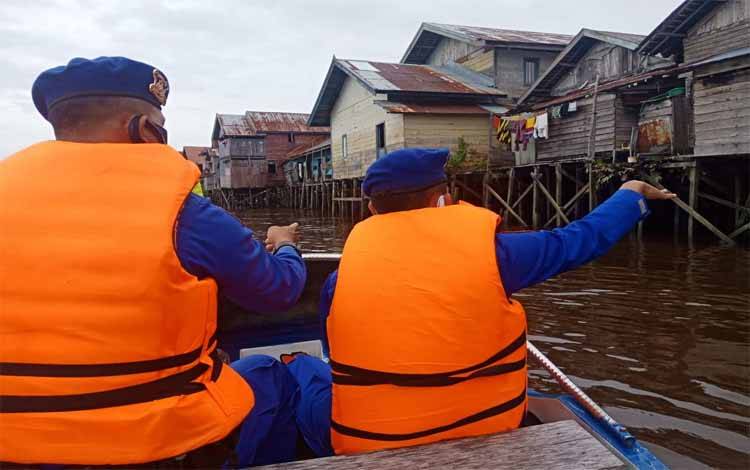 Patroli perairan dilakukan Satuan Polair Polres Seruyan sambil memberikan imbauan kepada warga yang tinggal di bantaran sungai