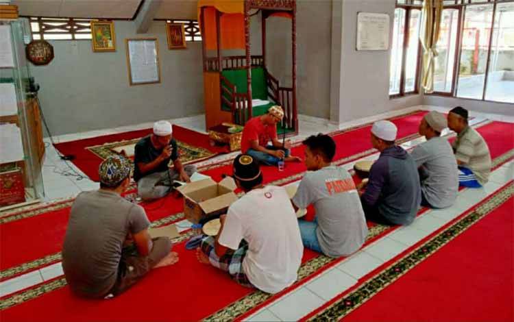 Sejumlah warga binaan Rutan Kelas IIB Kuala Kapuas berlatih habsyi dan yasinan di Masjid AT Taubah