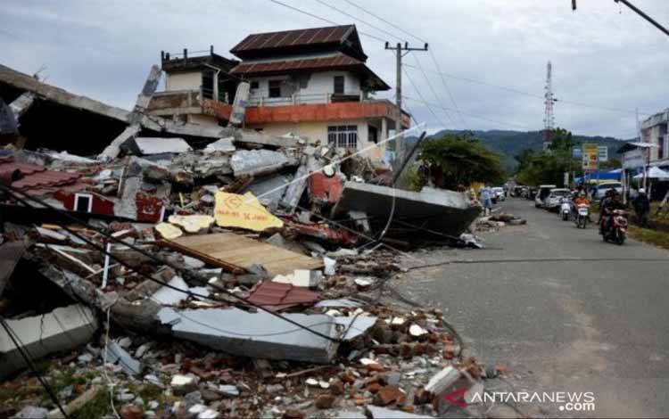Sebuah rumah rusak akibat gempa bumi di Kabupaten Mamuju, Sulawesi Barat, Ahad (17/1/2021)