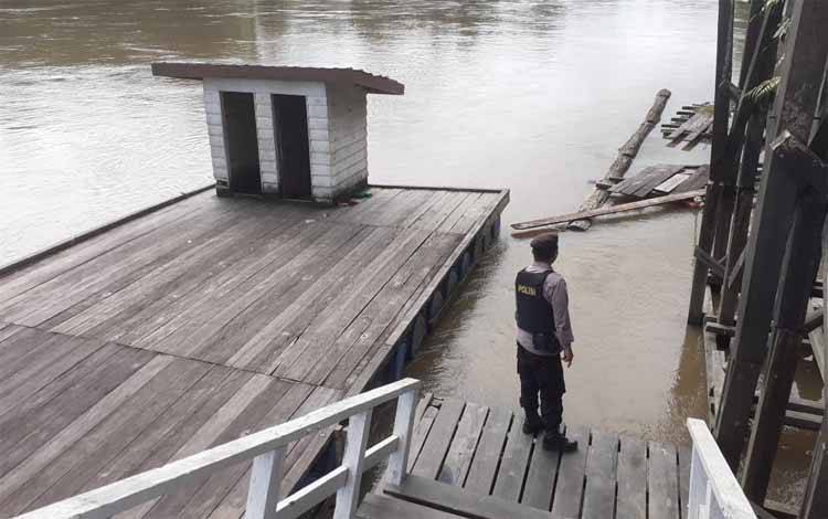 Personel Polsek Seruyan Tengah memantau ketinggian debit air di wilayah Rantau Pulut