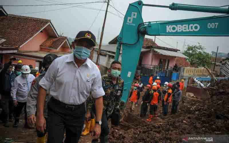 Menko PMK Muhadjir Effendy meninjau bencana tanah longsor di Cimanggung, Kabupaten Sumedang, Jawa Barat, Kamis (14/1/2021). (foto : ANTARA FOTO/Raisan Al Farisi/foc)