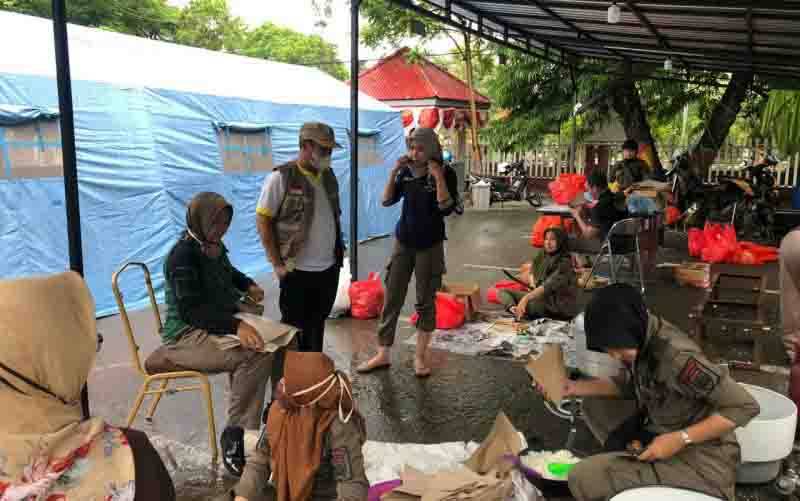 Tim Disdag Pemprov Kalsel bagikan bantuan di posko korban banjir. (foto : Antaranews Kalsel/Istimewa)