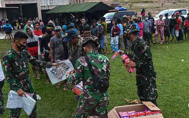 Pengungsi korban gempa antre untuk mendapatkan bantuan logistik dari TNI AD di Stadion Manakarra, Mamuju, Sulawesi Barat, Ahad, 17 Januari 2021. (foto : ANTARA/Sigid Kurniawan)