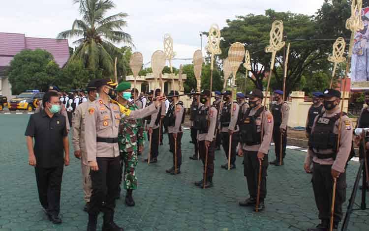 Kapolres Seruyan AKBP Bayu Wicaksono bersama unsur lainnya melihat kesiapan personel dalam penanggulangan Karhutla