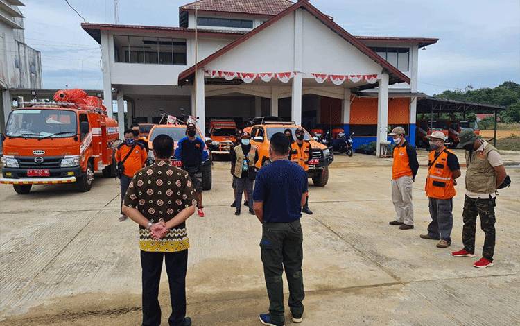 Pelepasan personel BPBD Murung Raya dan relawan yang bertolak ke Kalimantan Selatan untuk memberikan bantuan kepada warga yang tertimpa bencana banjir. (Foto Trisno)