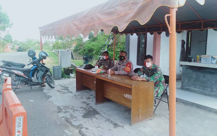 Personel gabungan melakukan penjagaan mess desa di Kabupaten Lamandau.