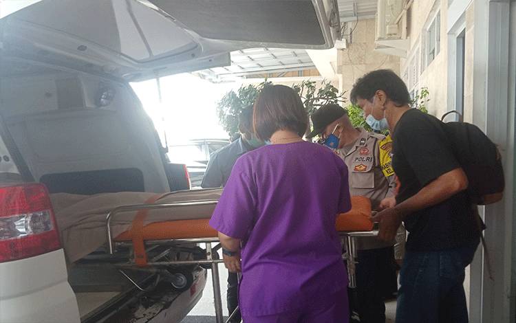  Jasad korban dari Rumah Sakit Bunda dibawa ke rumah duka menggunakan ambulans dibantu Bhabinkamtibmas Kelurahan Menteng.